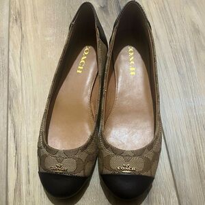 Authentic Coach Chelsea slip on flats size 8 signature khaki flats